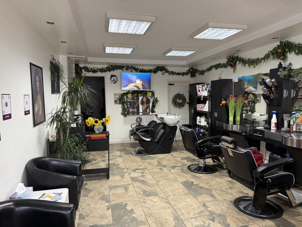 Lot: 92 - FREEHOLD MIXED-USE INVESTMENT - Customer treatment area of hair salon
